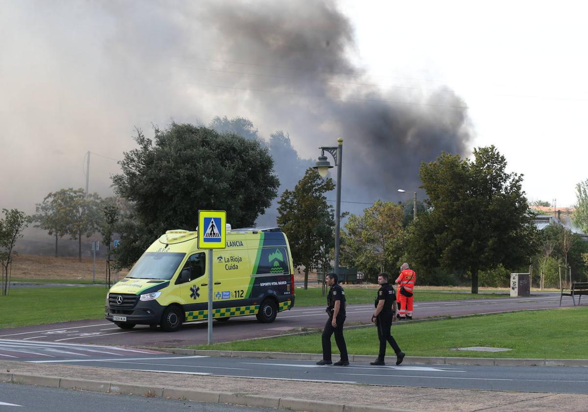 La dimensión del incendió del sábado en el Camino Viejo de Oyón y su aparatosidad obligaron a desplegarse a servicios sanitarios y fuerzas policiales.