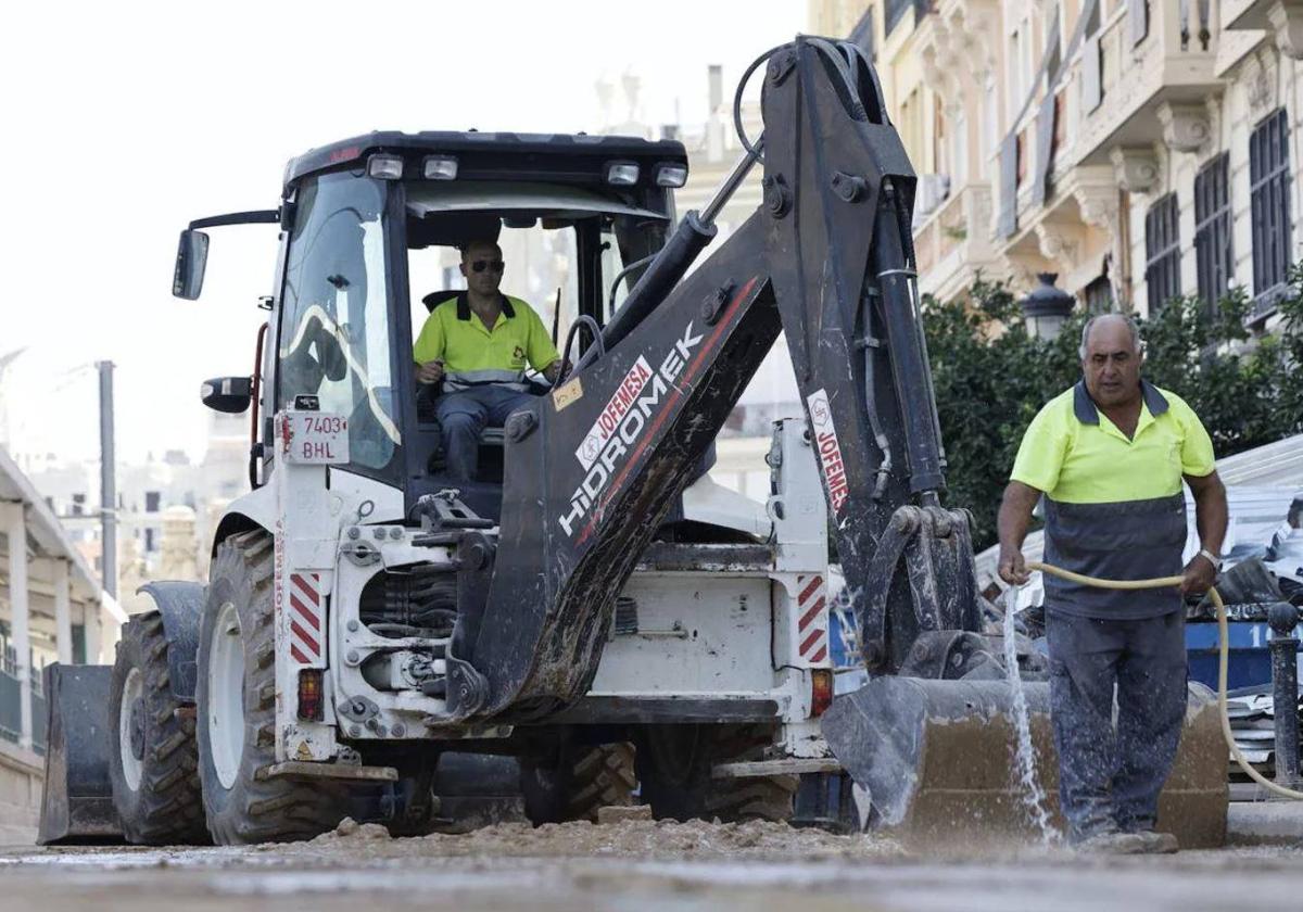 Un trabajador 'sénior' de la construcción realiza su tarea en una obra de acondicionamiento urbano.