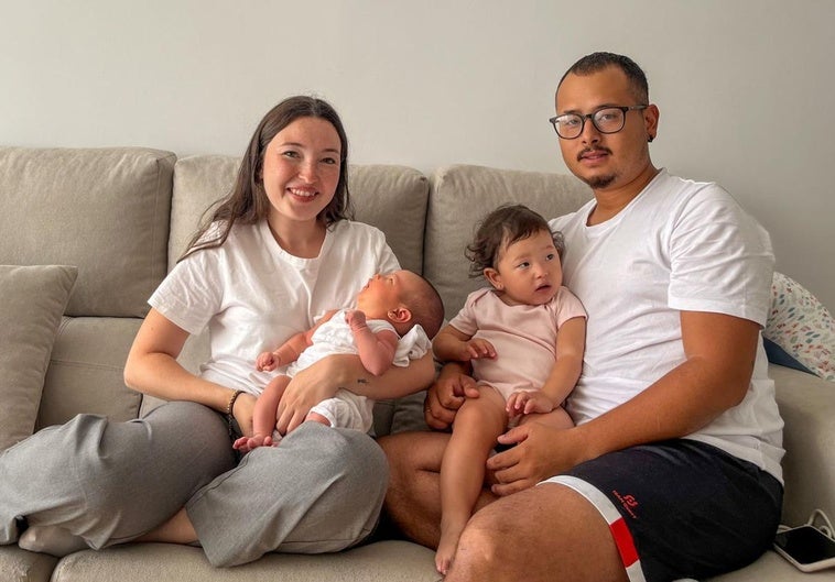 Mariana y Johan junto a sus dos hijas en su piso en Haro.