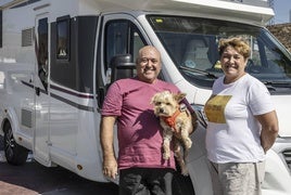 Pascual Ródenas e Isabel Serrano, con Lola, junto a su autocaravana.