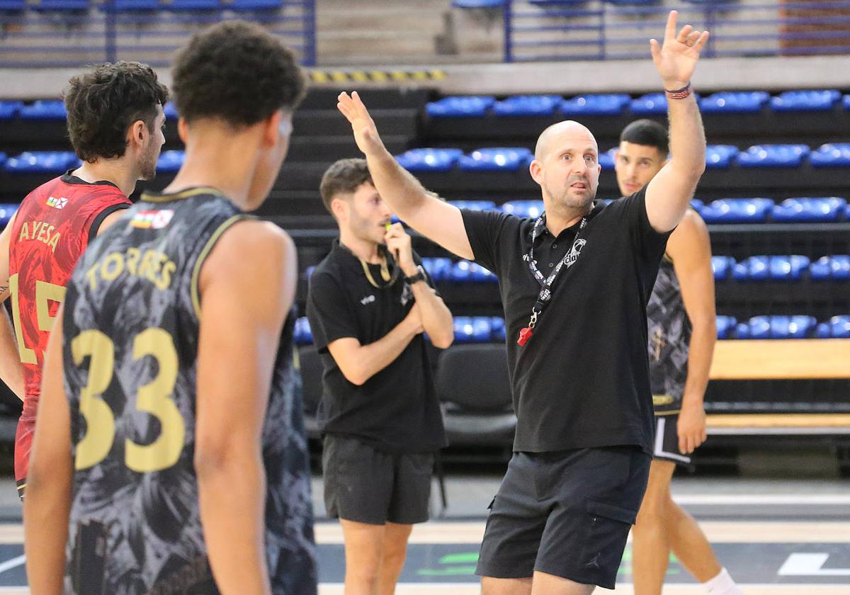 Jorge Serna da las indicaciones a sus hombres en el primer día de la pretemporada del Rioverde Clavijo.