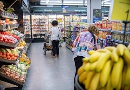 Dos mujeres hacen la compra en el supermercado.