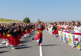 Ocho años después, la danza vuelve a unir a jóvenes y veteranos en Treviana