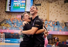 Cristina Cabeza se abraza con Luismi Ascorbe tras pasar a la final.