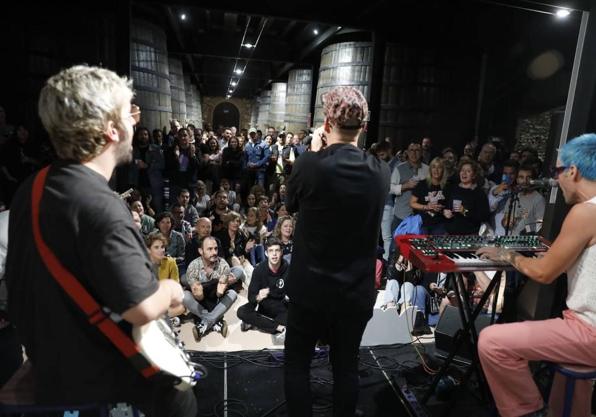 Acústico, en MUWI 2023, de Varry Brava en la sala Los Tinos de Bodegas Franco-Españolas.