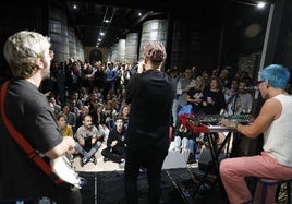 Acústico, en MUWI 2023, de Varry Brava en la sala Los Tinos de Bodegas Franco-Españolas.