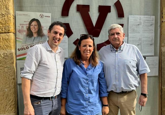 Iván Herrero, secretario general de Vinea, Laura Vidaurre, concejala en Haro, y Fernando Marínez, presidente de Vinea