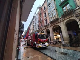 Se desprende una cornisa en la calle Portales