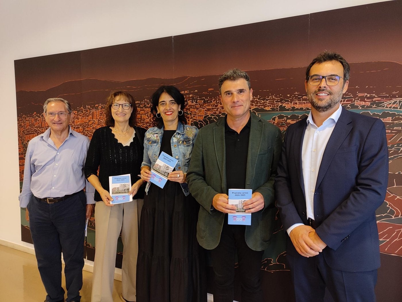 Los participantes en la presentación, tras la misma.