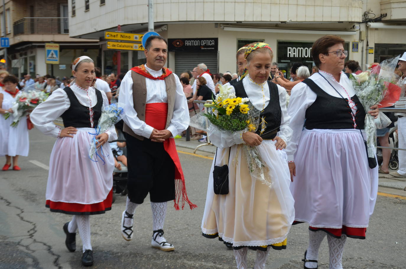 Las imágenes de la ofrenda de flores a los patronos en Calahorra