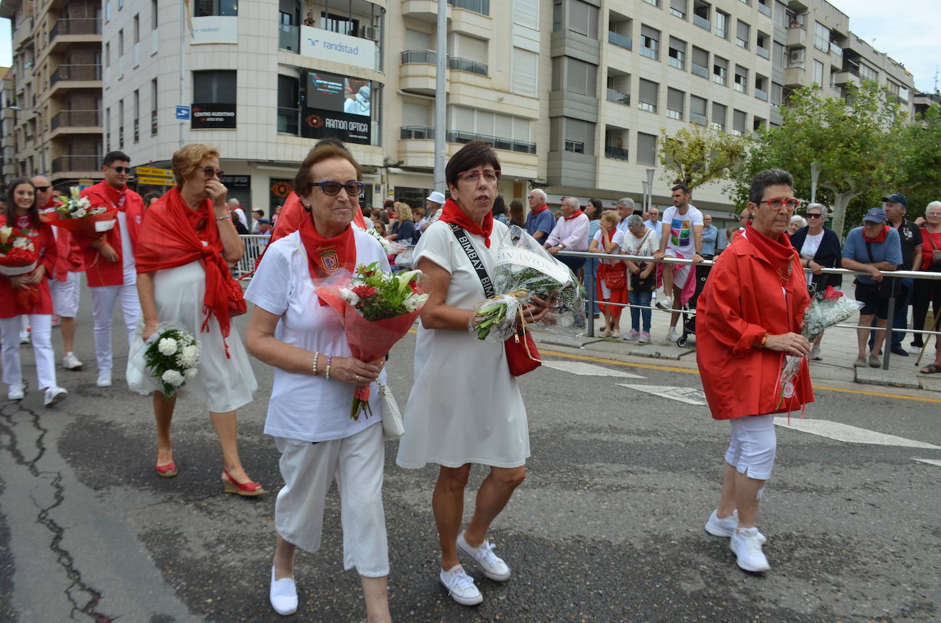 Las imágenes de la ofrenda de flores a los patronos en Calahorra