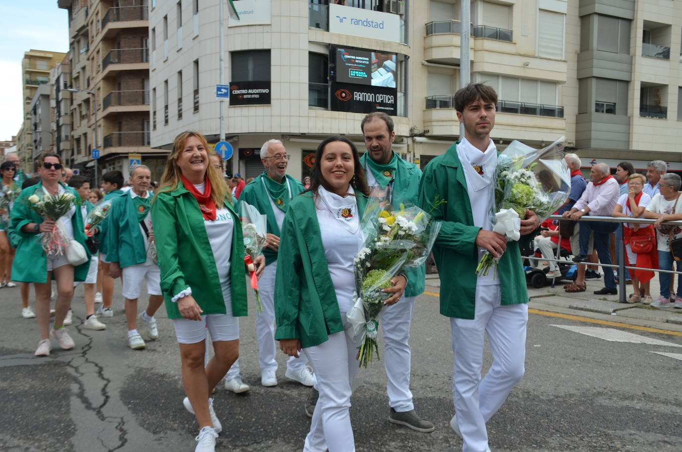 Las imágenes de la ofrenda de flores a los patronos en Calahorra
