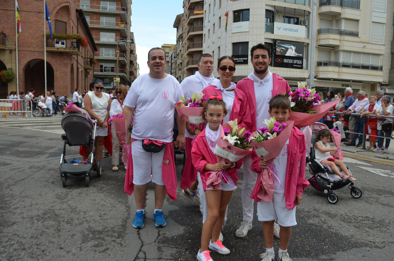 Las imágenes de la ofrenda de flores a los patronos en Calahorra