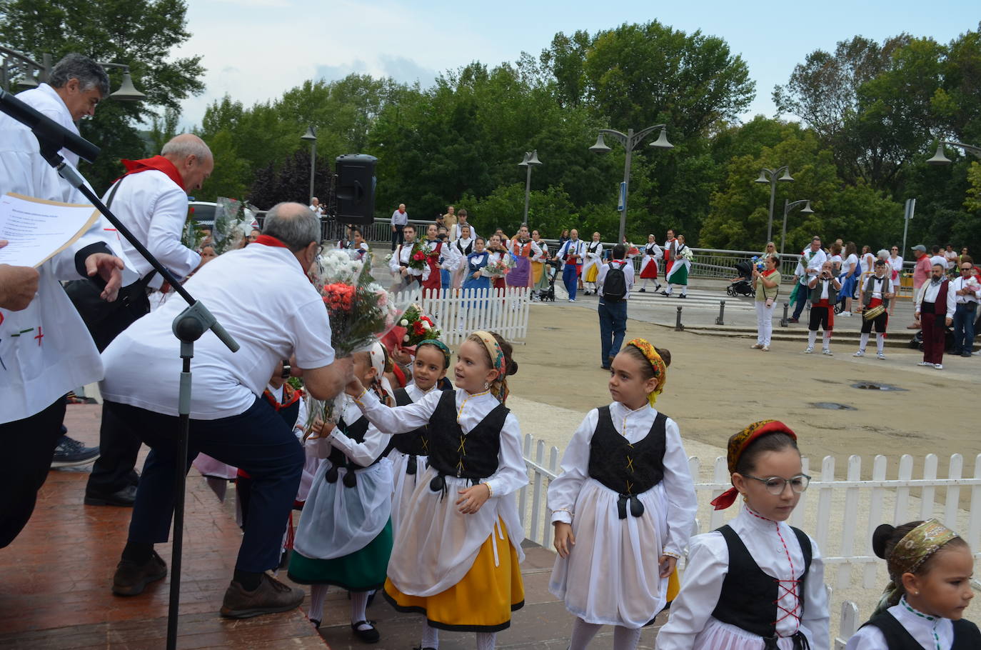 Las imágenes de la ofrenda de flores a los patronos en Calahorra