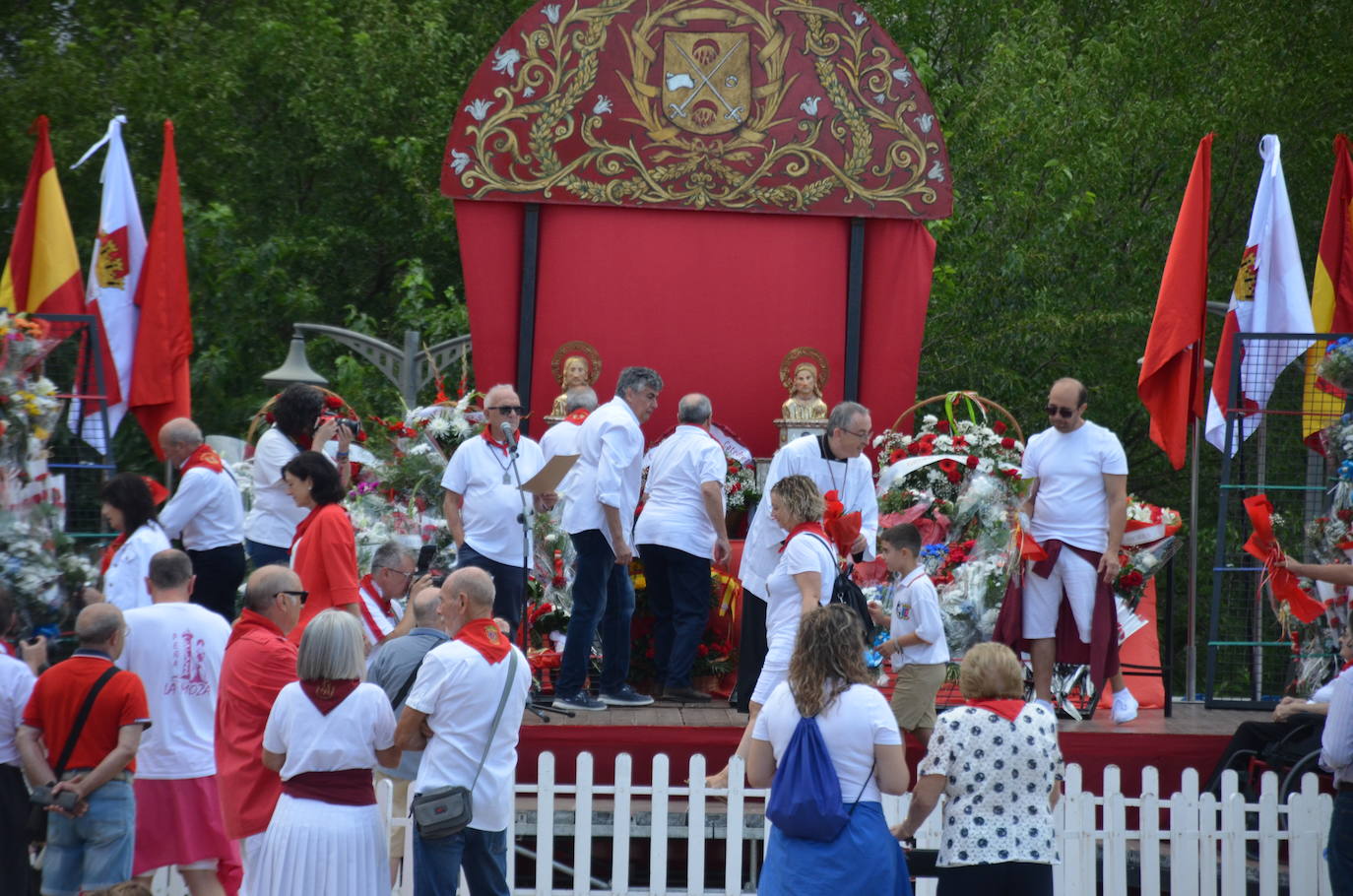 Las imágenes de la ofrenda de flores a los patronos en Calahorra