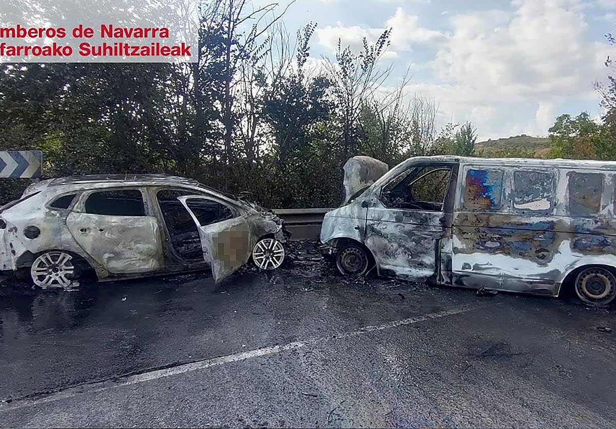 Así quedaron los coches afectados en el accidente que se registró en la NA-1110, en Viana.