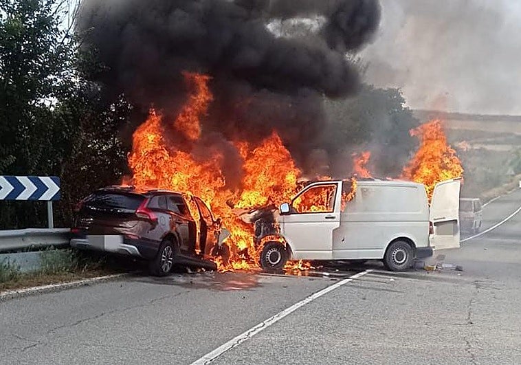Tres heridos en un accidente por colisión frontal de dos vehículos en Viana