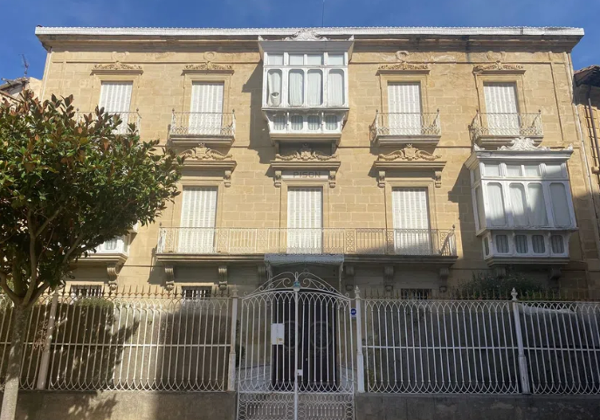 Casa-palacio en la calle Hermanos Sánchez del Río de Haro.