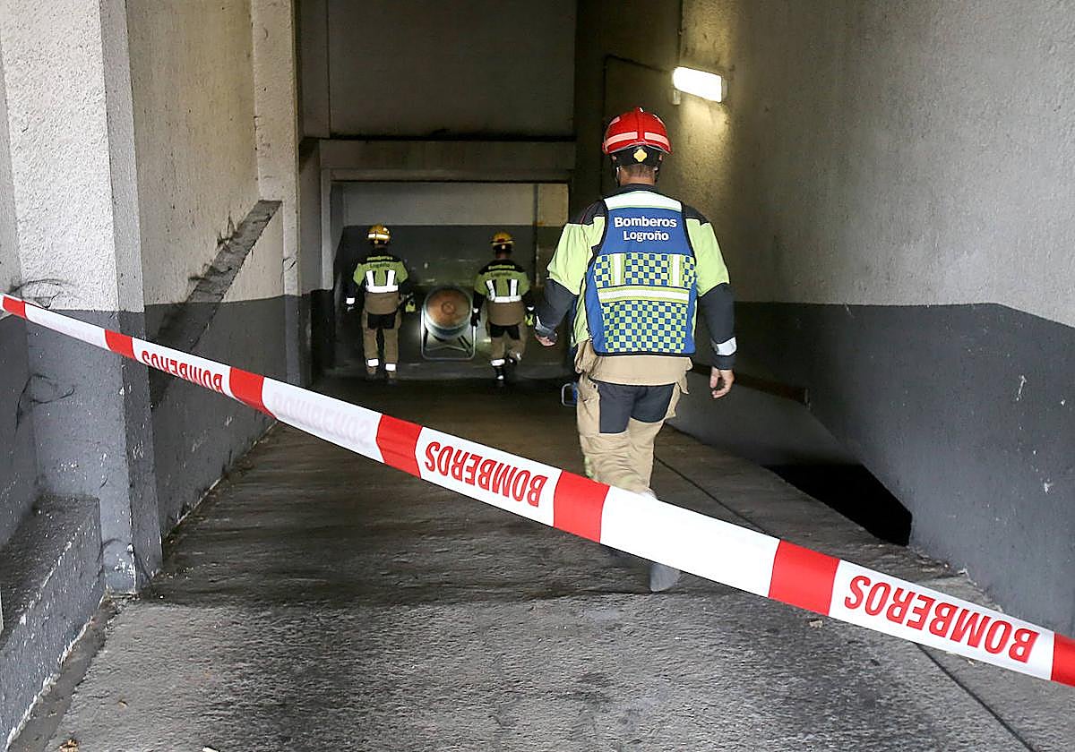 Los bomberos acceden al garaje donde ha ocurrido el incendio.