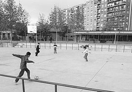 La Cometa, con pista deportiva y bar