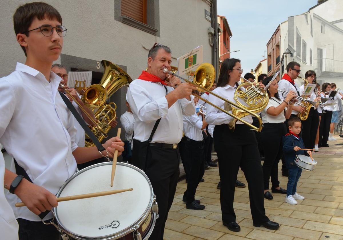 Miembros de la banda de música amenizan la jornada.