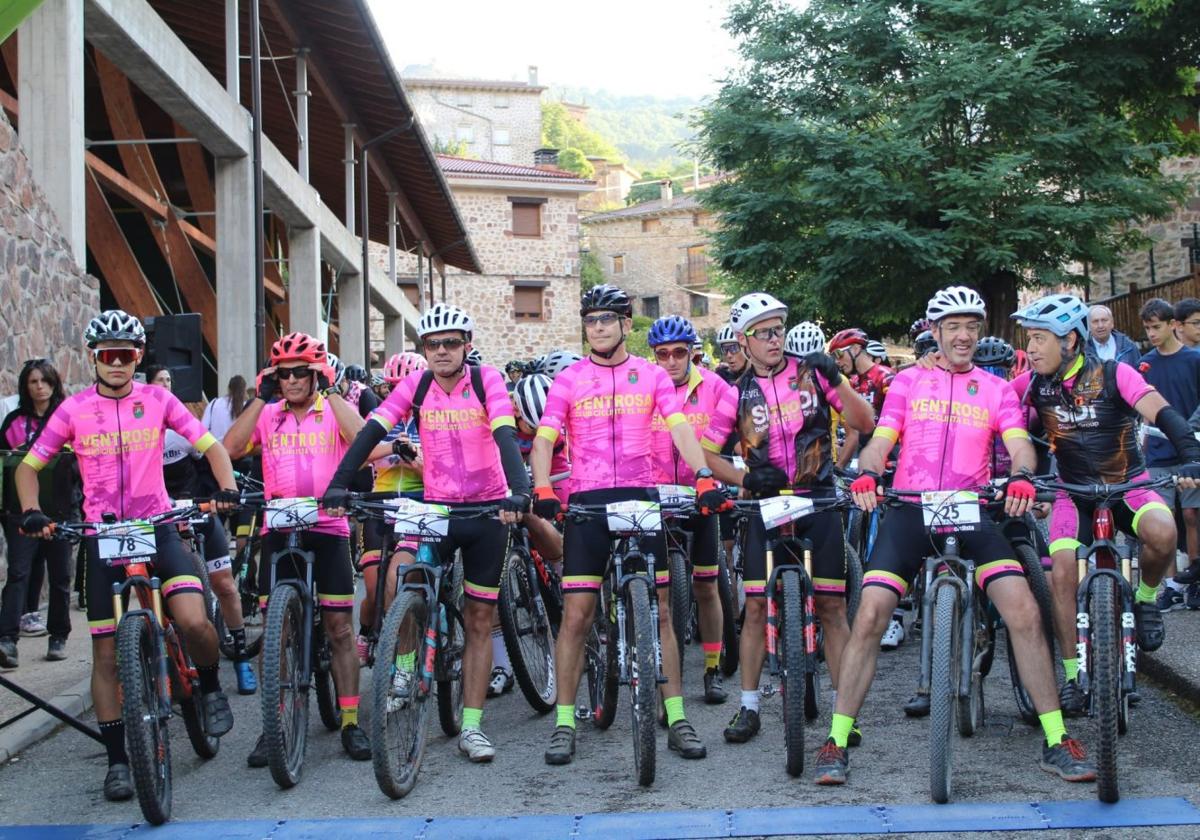 Línea de salida con los ciclistas del club local El Ripio.