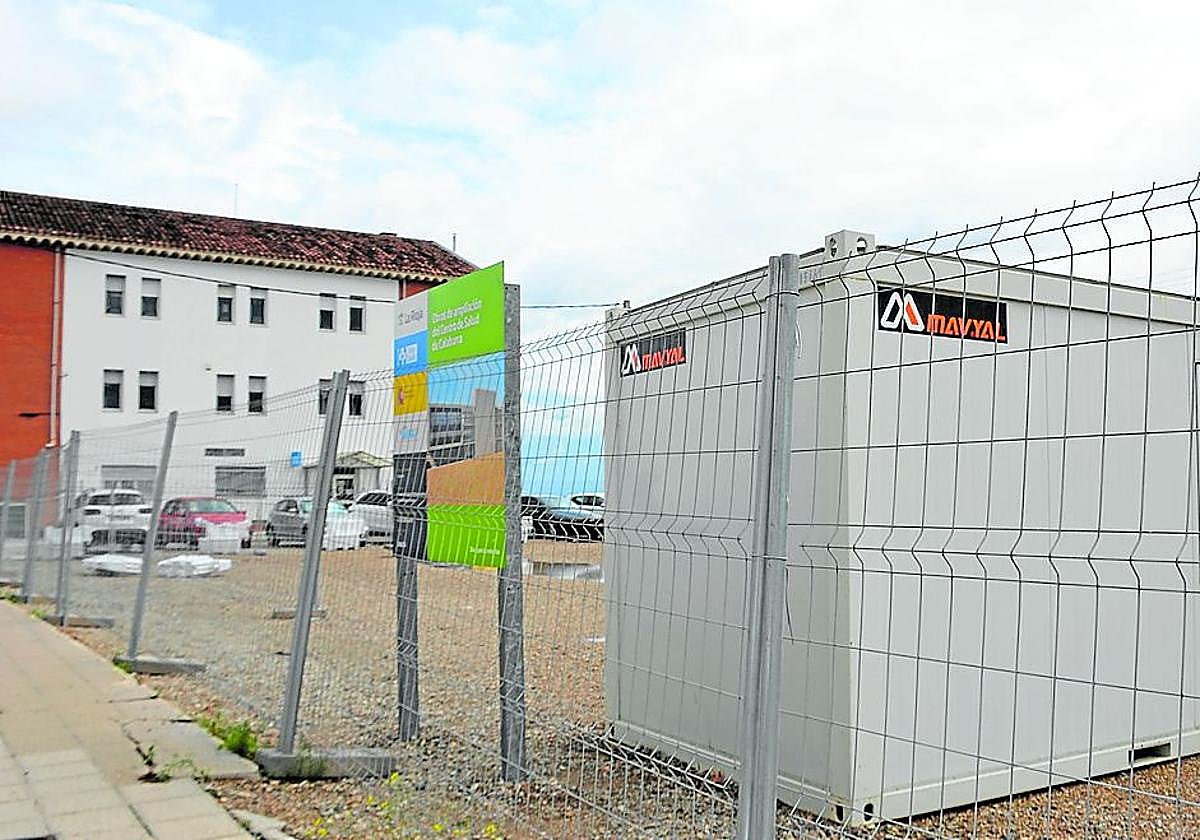 Material de obra, en la parcela en la que se levantará el nuevo edificio.