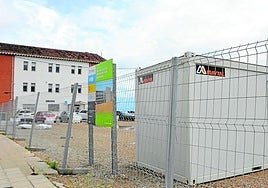 Material de obra, en la parcela en la que se levantará el nuevo edificio.