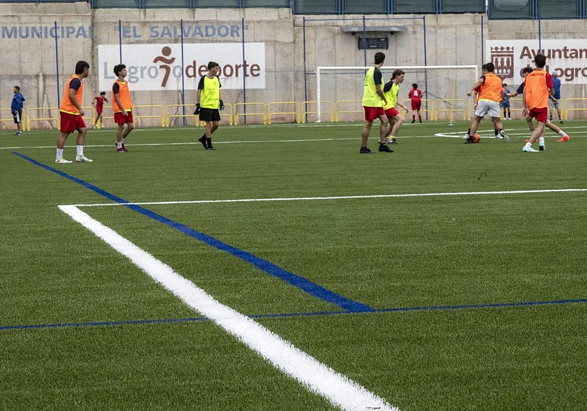 El campo de El Salvador lucirá nuevo césped este sábado en el encuentro que disputarán el Yagüe y el Náxara.