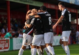 Los jugadores de la SDL se funden en un abrazo tras un gol.