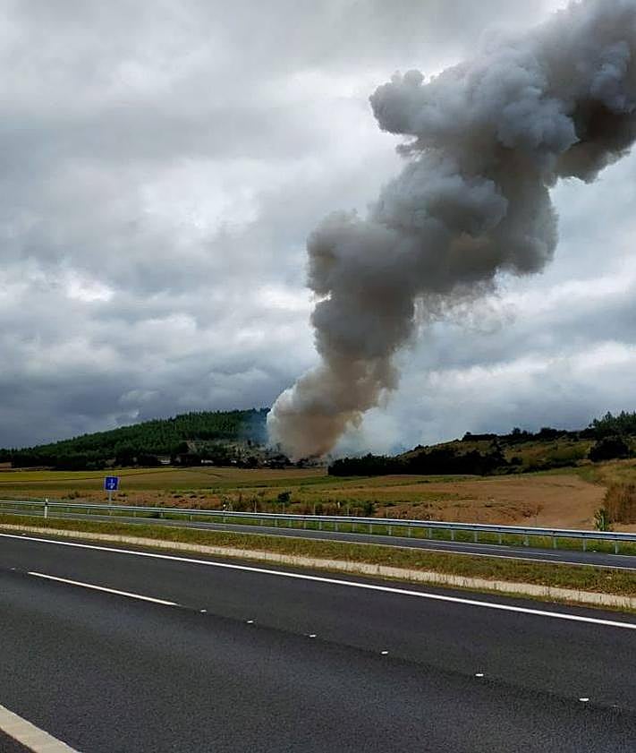 Imagen secundaria 2 - Explosión en una pirotecnia a 15 kilómetros de Haro: «Parecía que se nos caía el edificio»