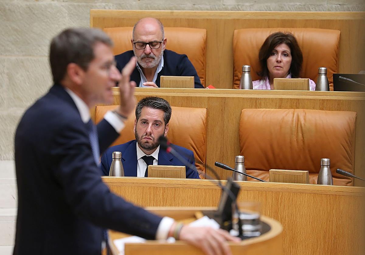 Capellán concluye la jornada con duras críticas al socialista.
