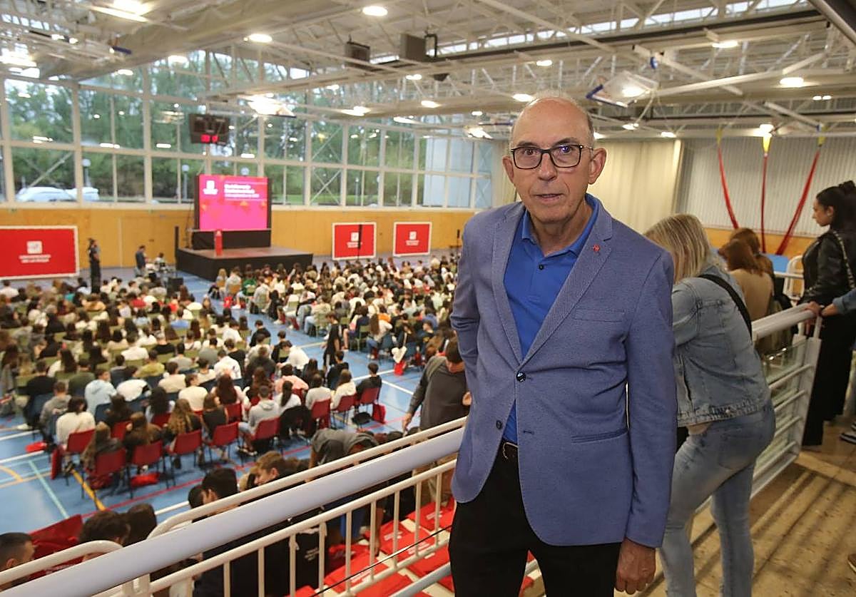 El rector de la Universidad de La Rioja (UR), Juan Carlos Ayala, con los alumnos que estrenan curso al fondo.