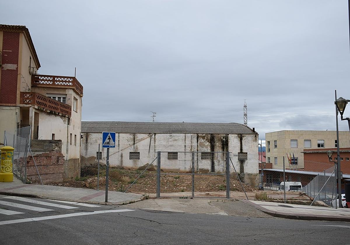 Parcela donde se proyecta construir el nuevo consultorio médico de Lardero, en la confluencia de la calle El Puerto y la avenida de San Marcial.