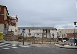 Parcela donde se proyecta construir el nuevo consultorio médico de Lardero, en la confluencia de la calle El Puerto y la avenida de San Marcial.