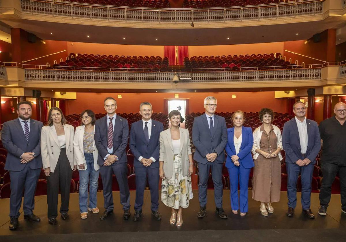 La ministra, junto a las autoridades, sobre el escenario del Bretón durante su visita.