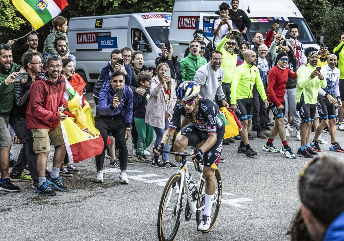 La afición riojana jalea al ganador de la etapa, un incontestable Primoz Roglic.