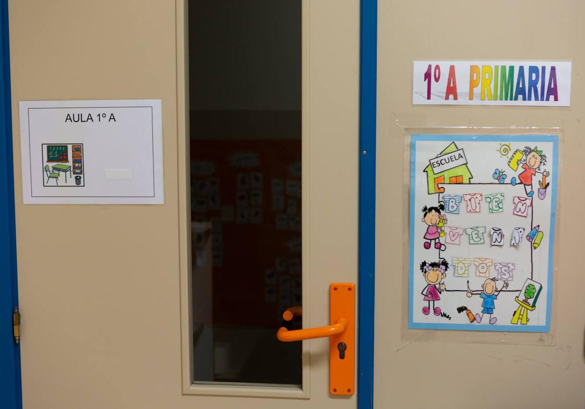 Detalle de una puerta de un aula.