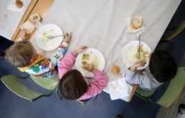 Alumnos, en un comedor escolar riojano.