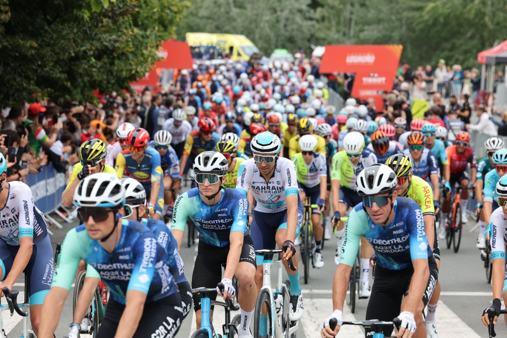 Salida de la Vuelta Ciclista en La Rioja