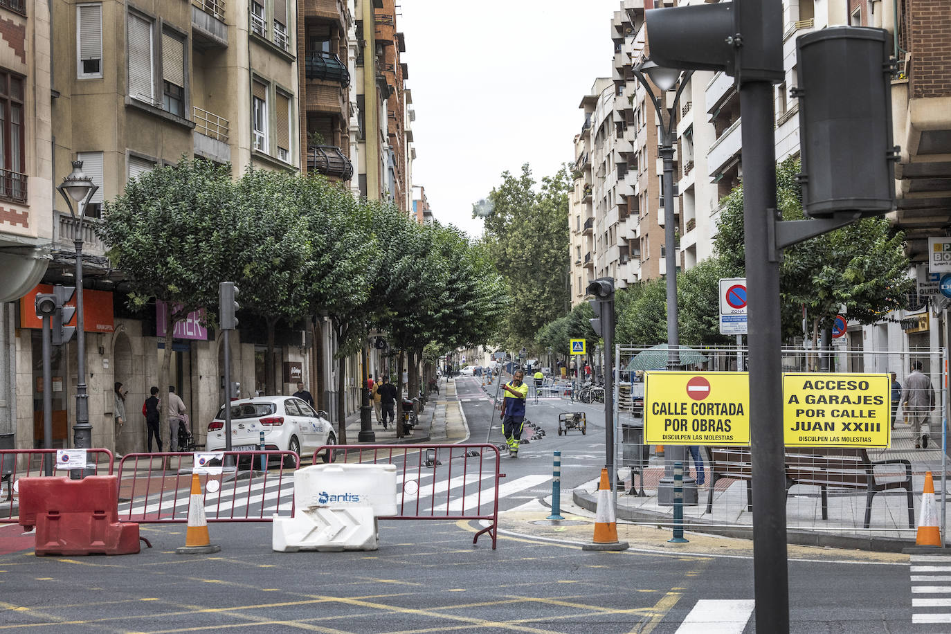 Actuales trabajos de consolidación del eje ciclista de Logroño en Duquesa de la Victoria, actuación que también está siendo revisada por Transportes y Movilidad Sostenible.