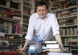 El escritor Ignacio Martínez de Pisón, en su casa en Barcelona.