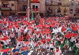 Catones de todas las edades recibieron las fiestas dibujando un arco iris predominando el rojo en la plaza ante el Ayuntamiento.