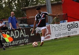 Miguel Santos golpea el balón en el partido del domingo pasado en La Planilla.