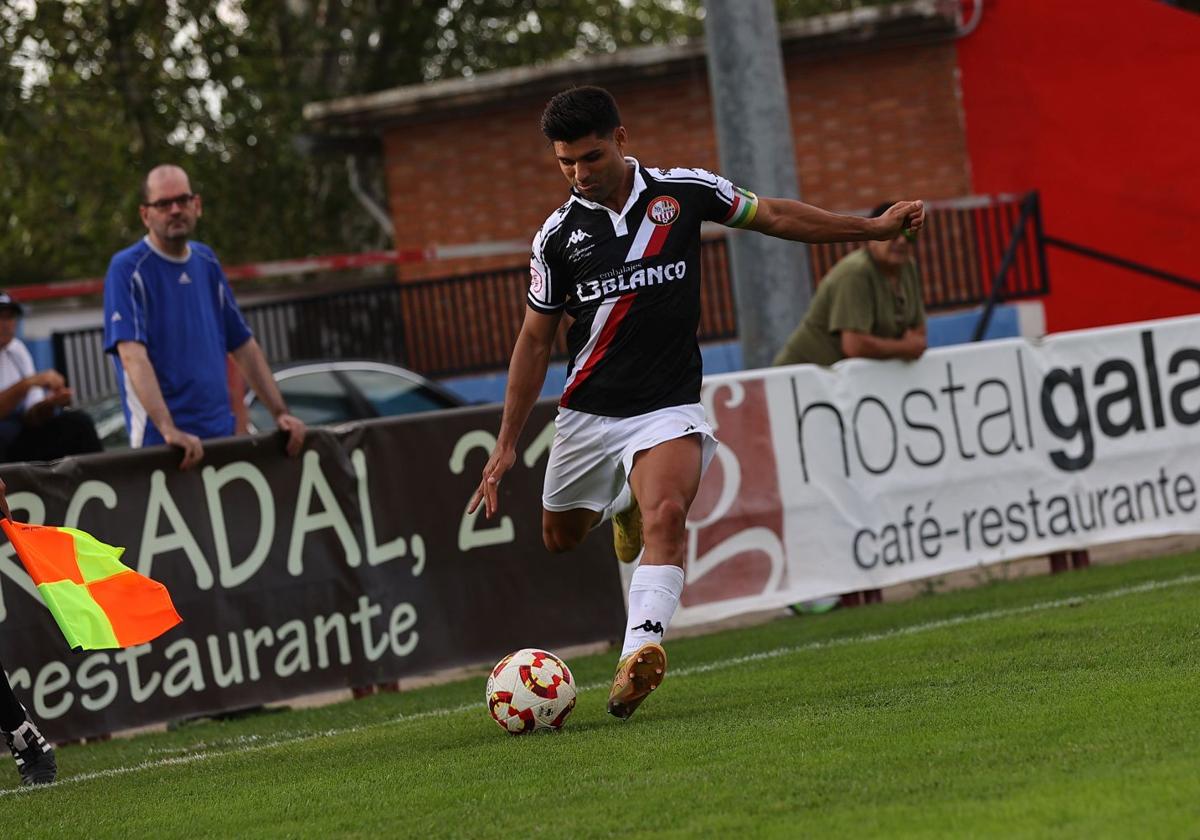 Miguel Santos golpea el balón en el partido del domingo pasado en La Planilla.