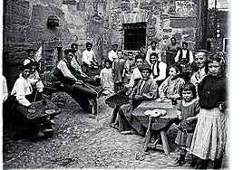 Alpargateros de Haro, fotografía estereoscópica (doble) tomada por Polentinos en su viaje a La Rioja a principios del siglo XX.