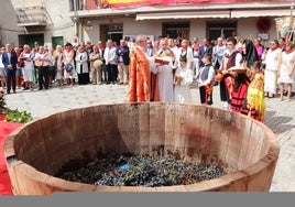 Los catones ofrecieron el vino y los champiñones para la bendición.