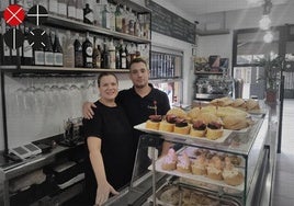 Olga y Nico, detrás de la barra del Bar Laurel. .