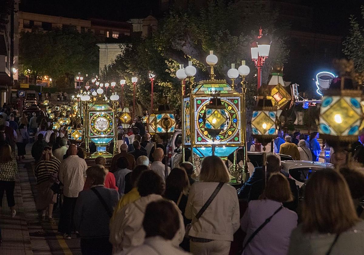 El Suntuosísimo Rosario de Faroles recorrió la ciudad acompañado por centenares de fieles a la Virgen de La Vega.