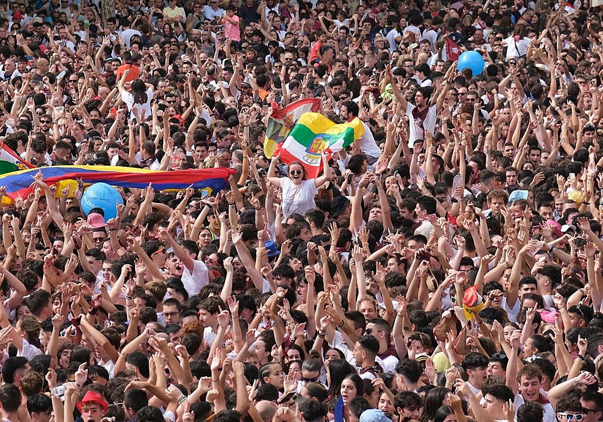 Jóvenes celebran el cohete que da inicio a las fiestas de San Mateo el pasado año en la plaza del Ayuntamiento de Logroño.